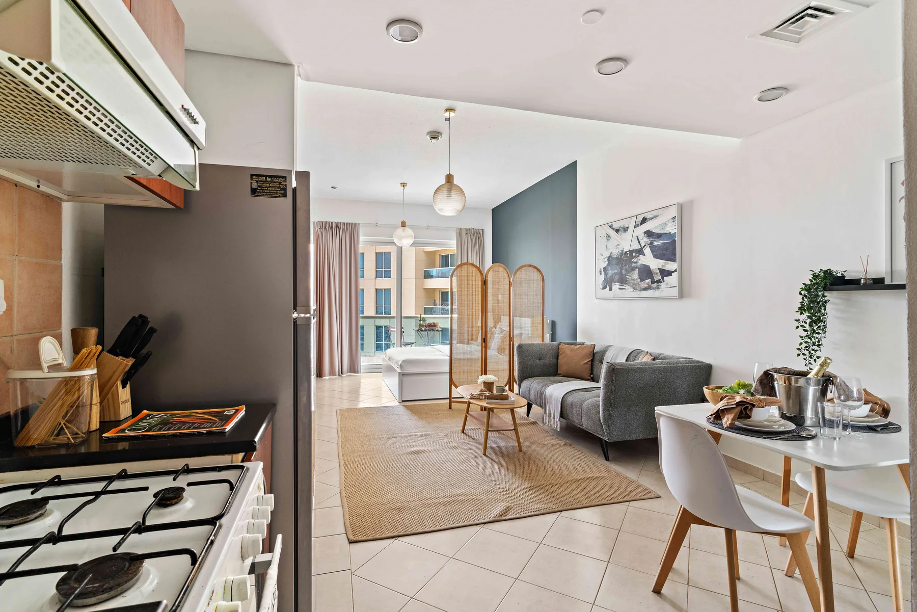 Una sala de estar y cocina de concepto abierto con mesa de comedor y asientos grises.