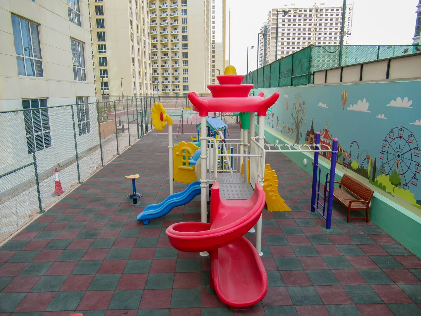 Un parque infantil al aire libre con toboganes de colores y juegos para trepar.