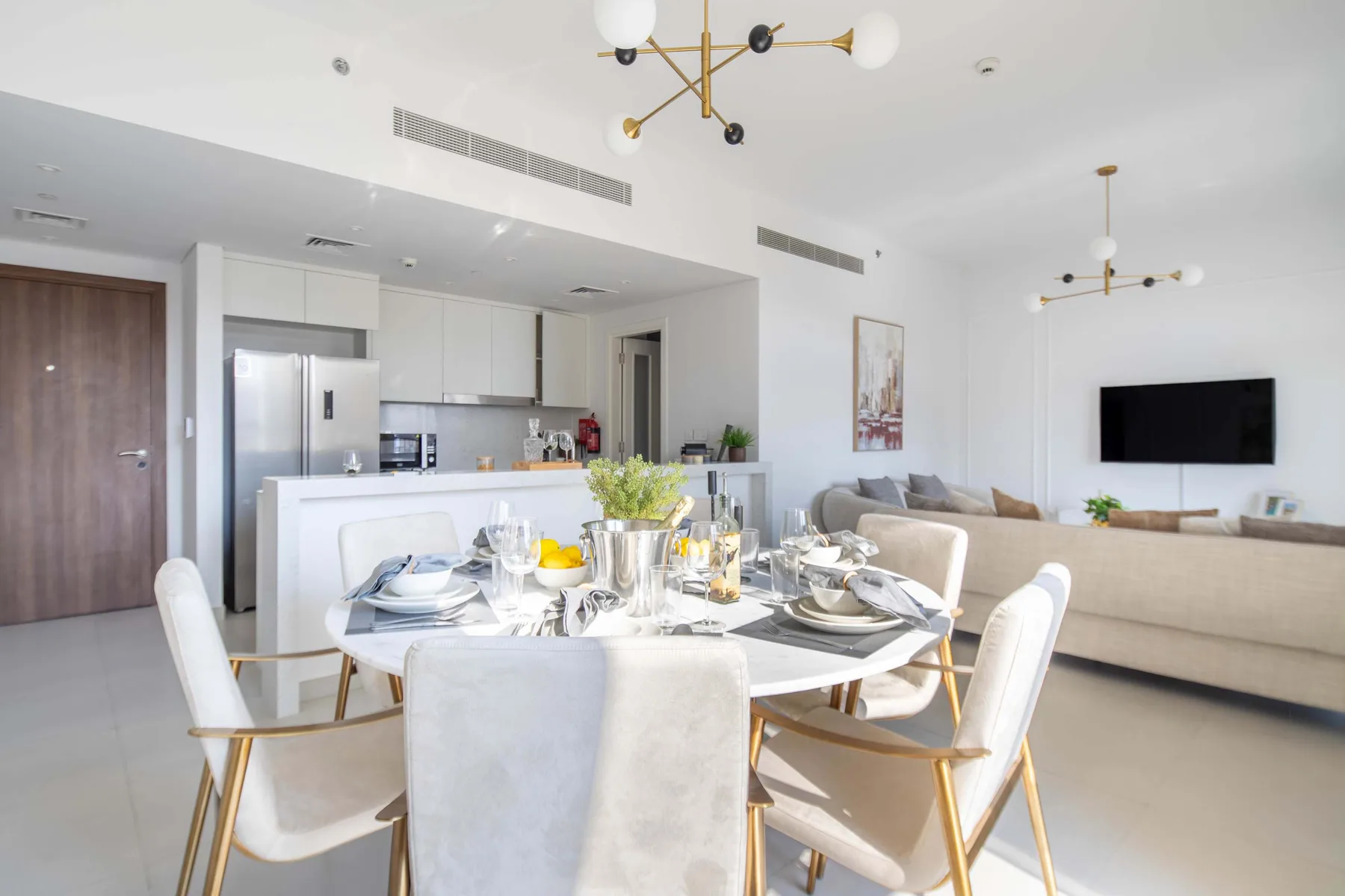 Un comedor y sala de estar de concepto abierto, con la mesa puesta y asientos.