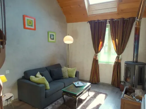 Sala de estar con chimenea.