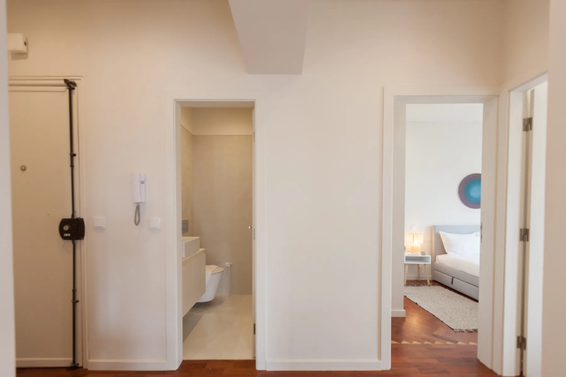 Un pasillo interior da a un baño y un dormitorio.