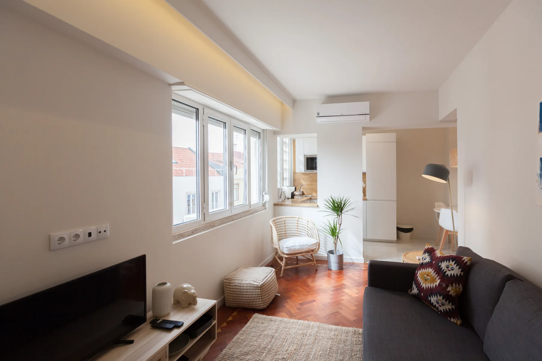 Una sala luminosa con ventanales y asientos.