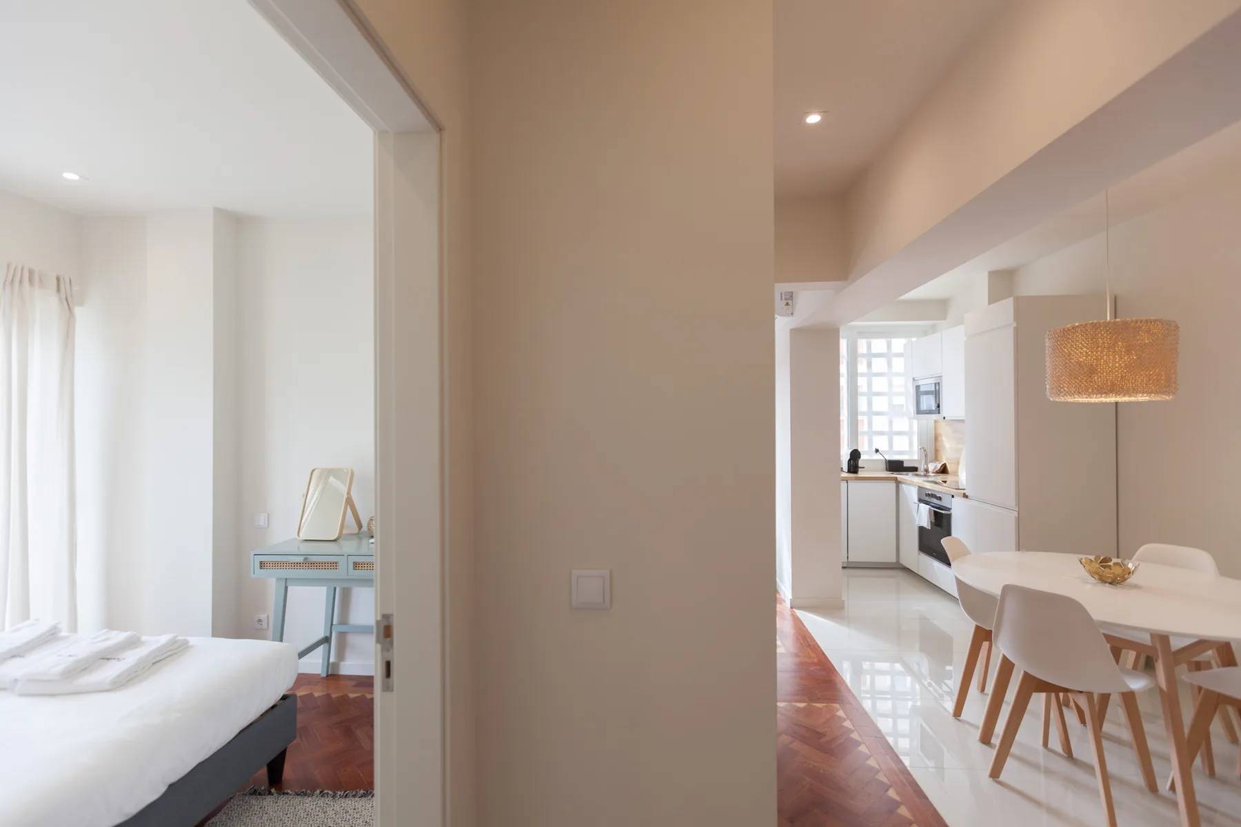 Interior luminoso de un apartamento con un dormitorio abierto al comedor y la cocina.