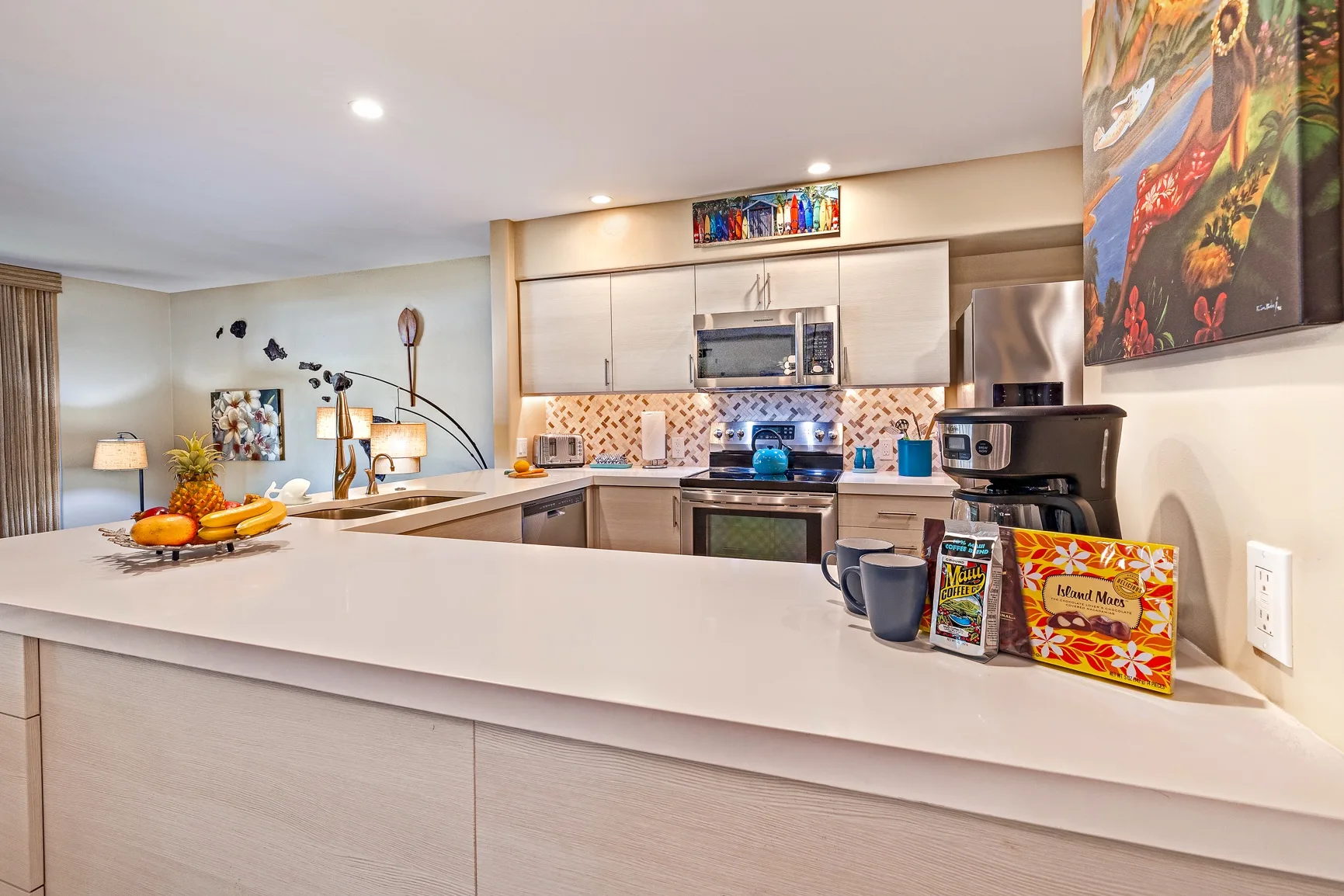 Una cocina abierta con una amplia encimera, gabinetes y arte colorido.
