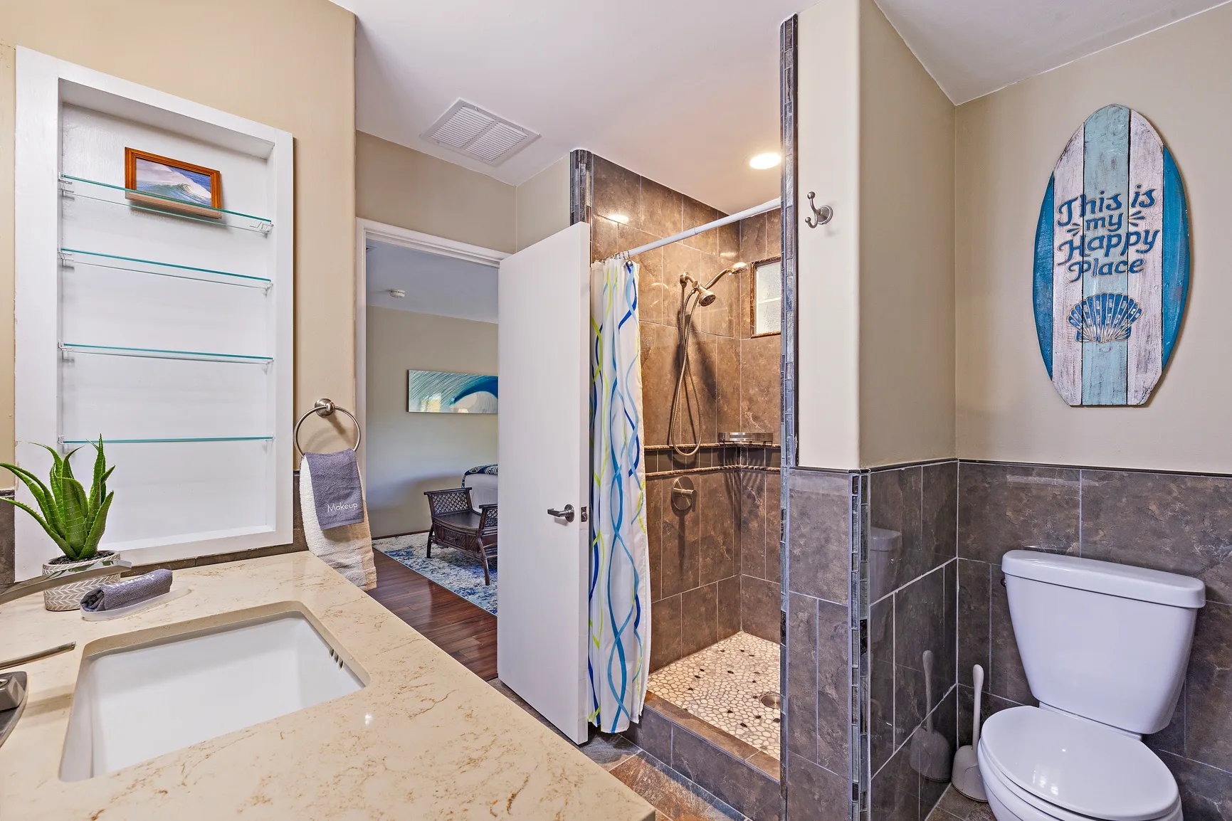Un baño con lavabo, ducha e inodoro.