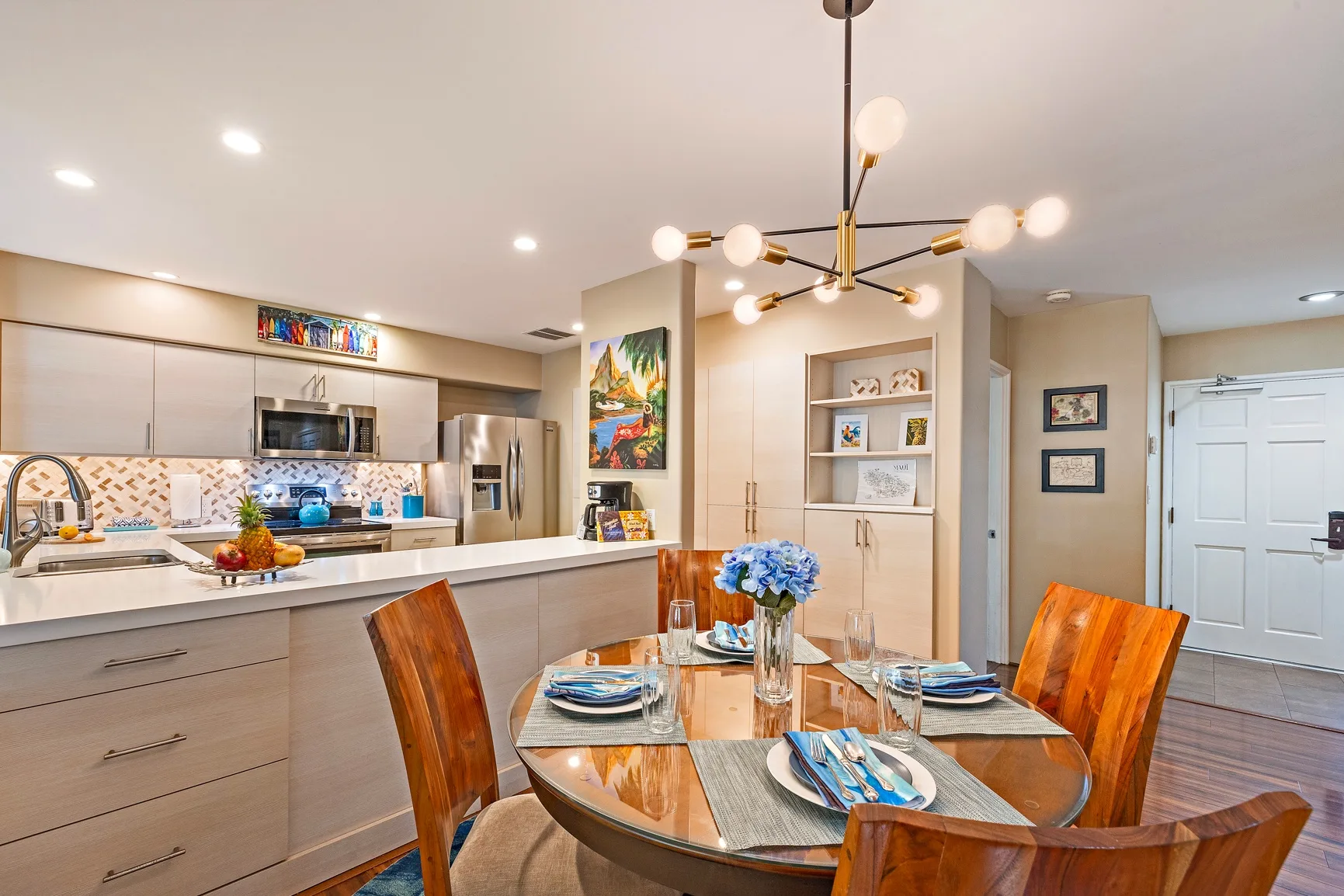 Cocina y comedor de concepto abierto con una mesa preparada para comer.
