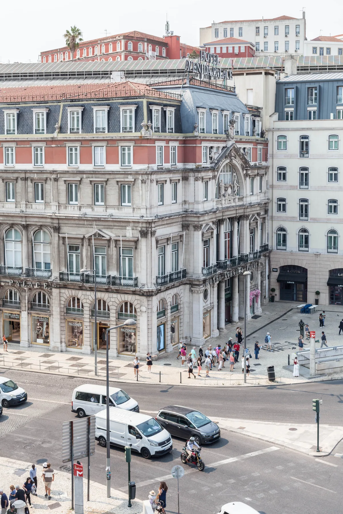 Una escena urbana con edificios históricos ornamentados y peatones.