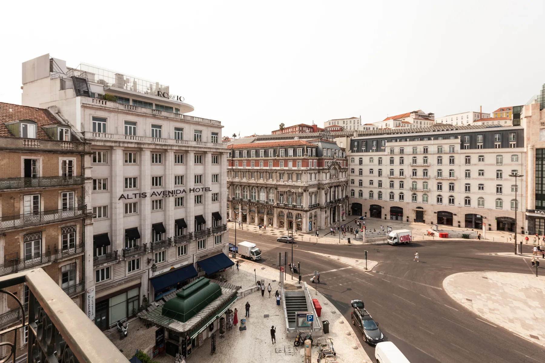 Una plaza urbana está rodeada de edificios de aspecto antiguo y calles.