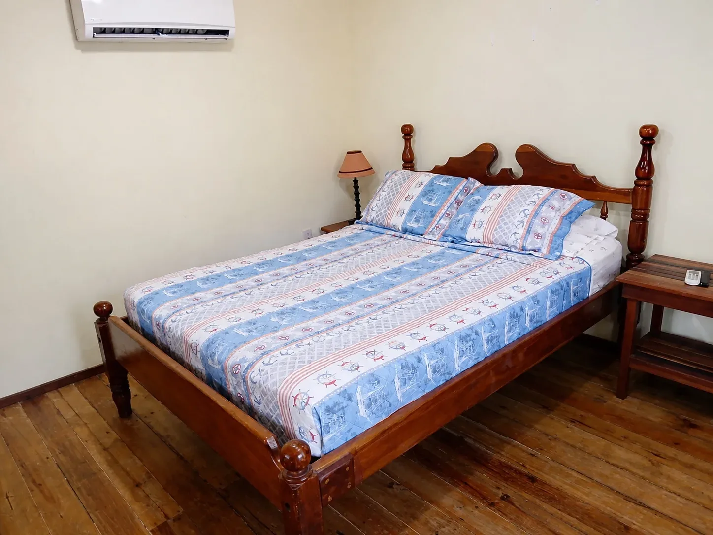 Dormitorio con aire acondicionado en Cabaña Cruz
