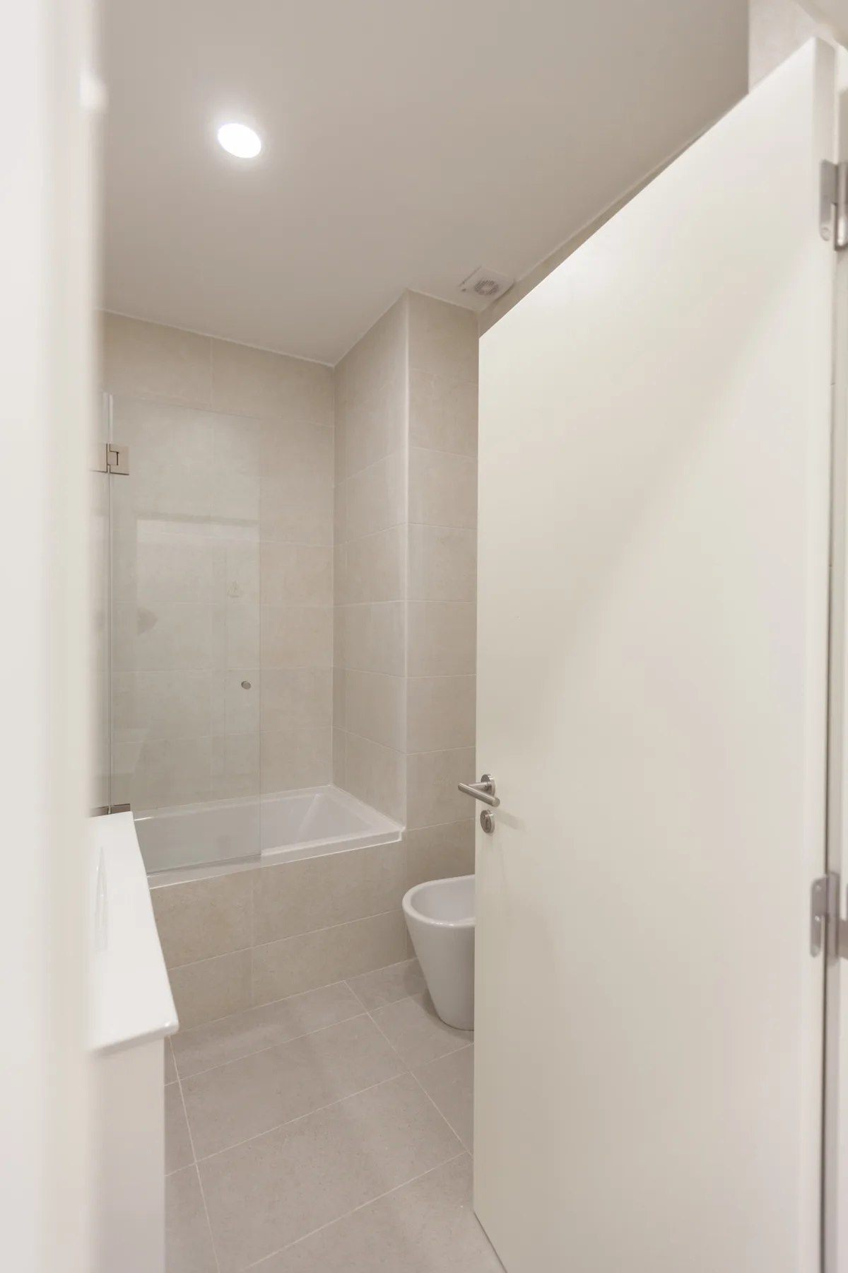 Un baño con azulejos, bañera e inodoro.
