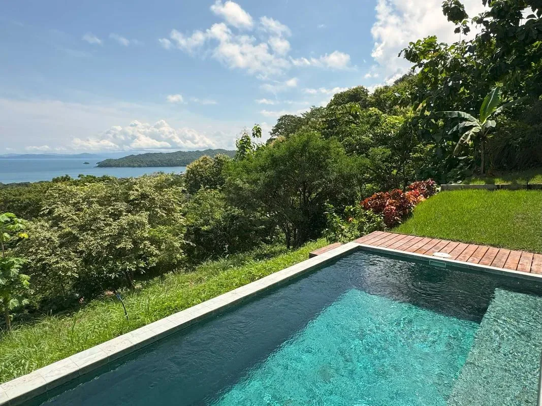 Bright 2BR w/ Pool & Ocean Views near Playa Venao