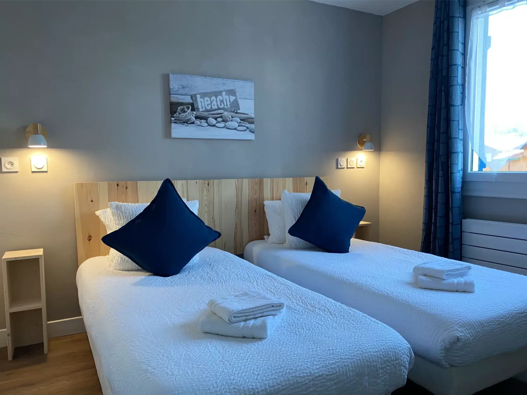 Twin beds in a guest room