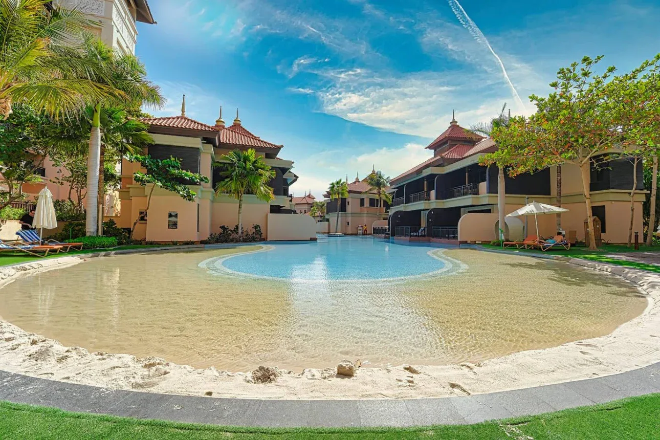 Oasis tropical: ¡Sumérgete en la piscina reluciente rodeada de exuberante vegetación y una arquitectura impresionante!