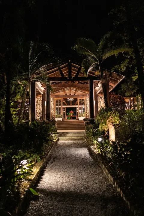 La entrada de un edificio está iluminada por la noche.