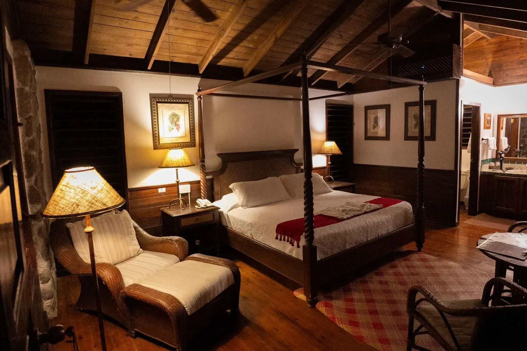 Un dormitorio con una cama de cuatro postes y una silla.