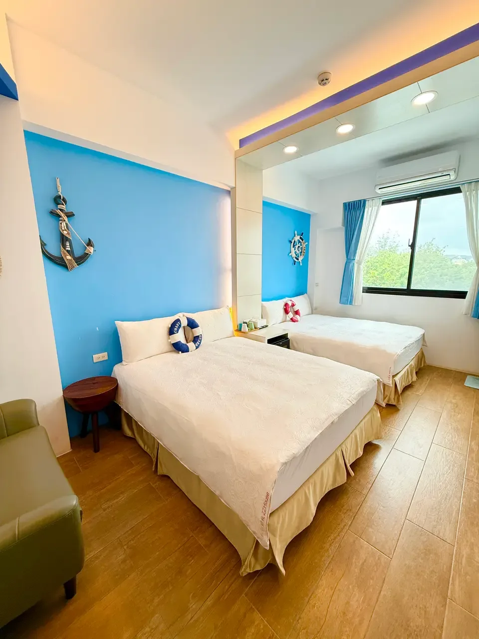 Second-floor ocean-style quadruple room