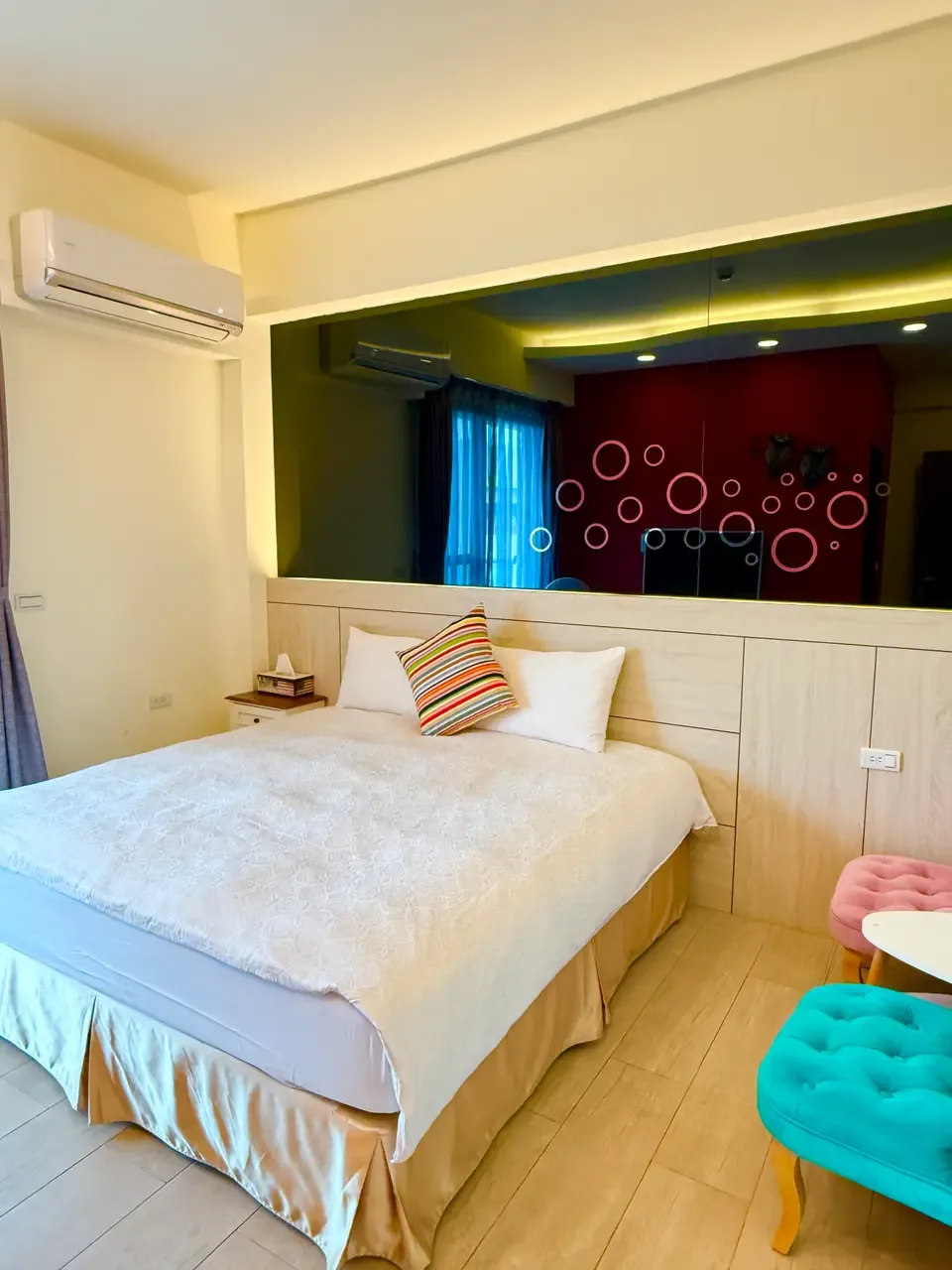Fourth-floor modern double room with balcony