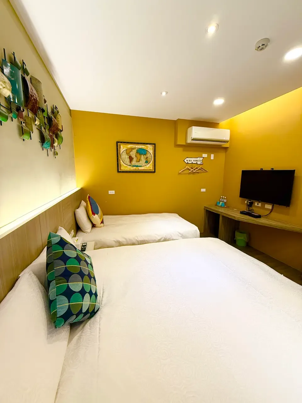 First-floor leisure-style triple room with balcony