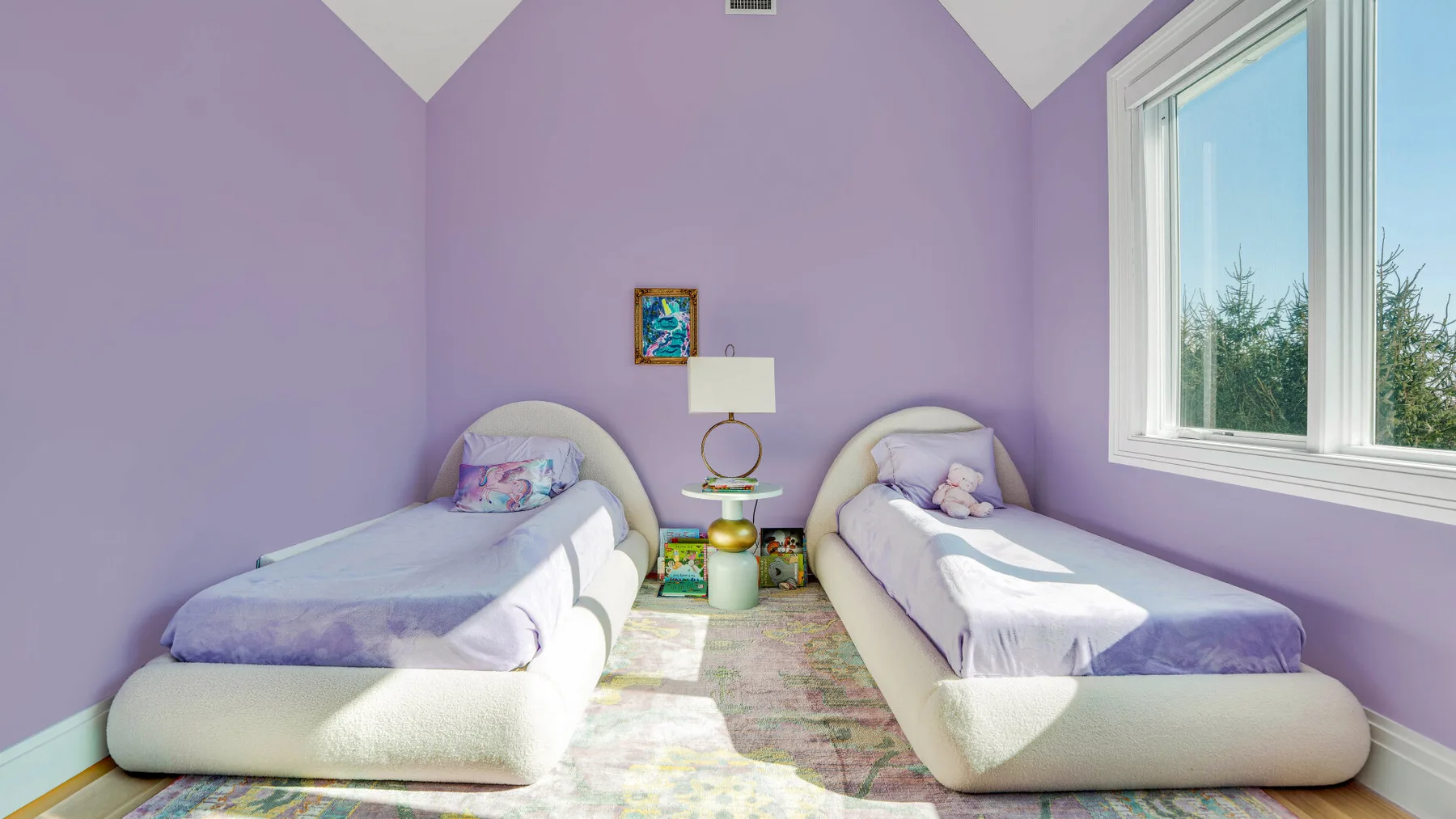 Un dormitorio lavanda con dos camas individuales y una ventana grande.
