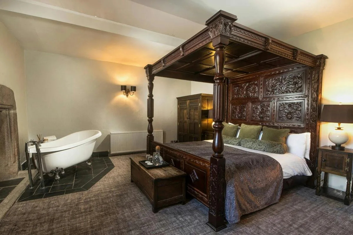 Dormitorio con cama con dosel