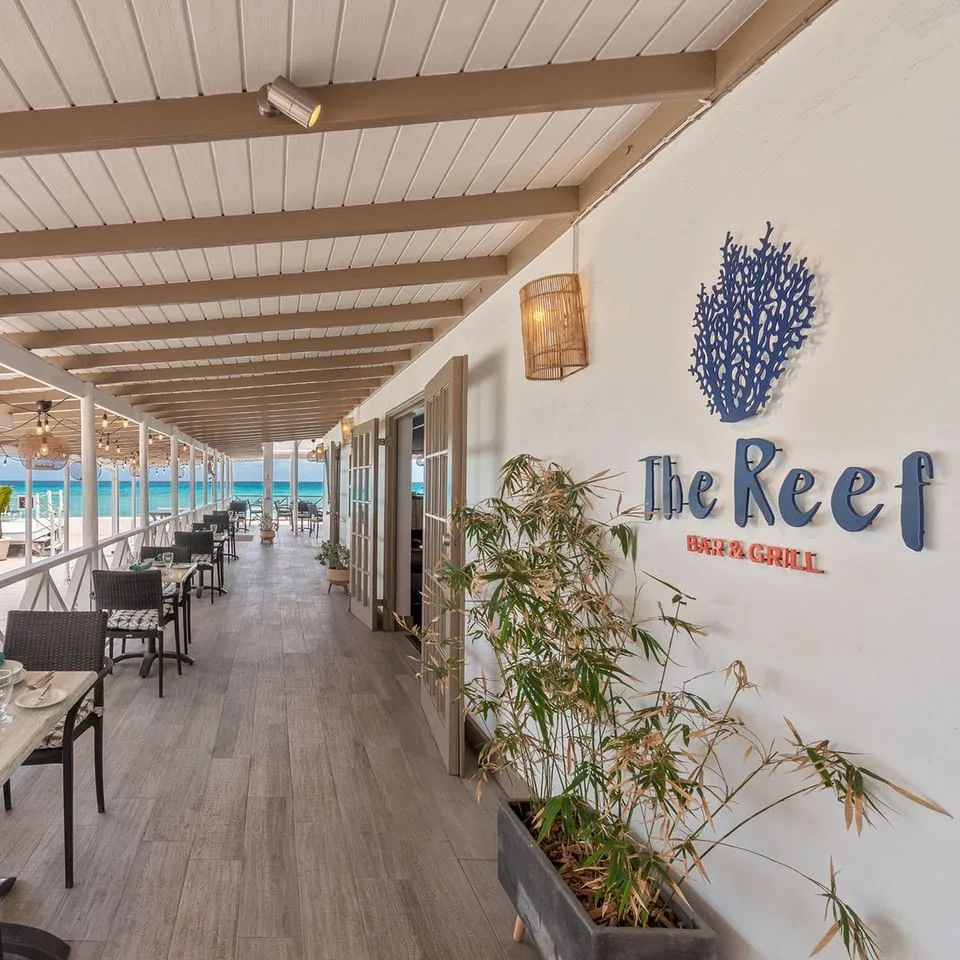 Zona de comedor de The Reef Bar & Grill
