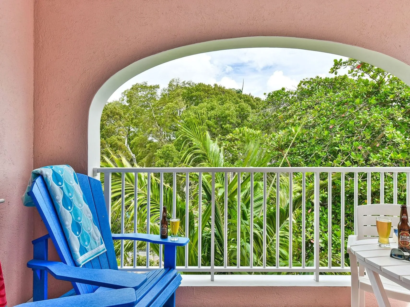 Patio del estudio deluxe con vistas a la isla y al jardín