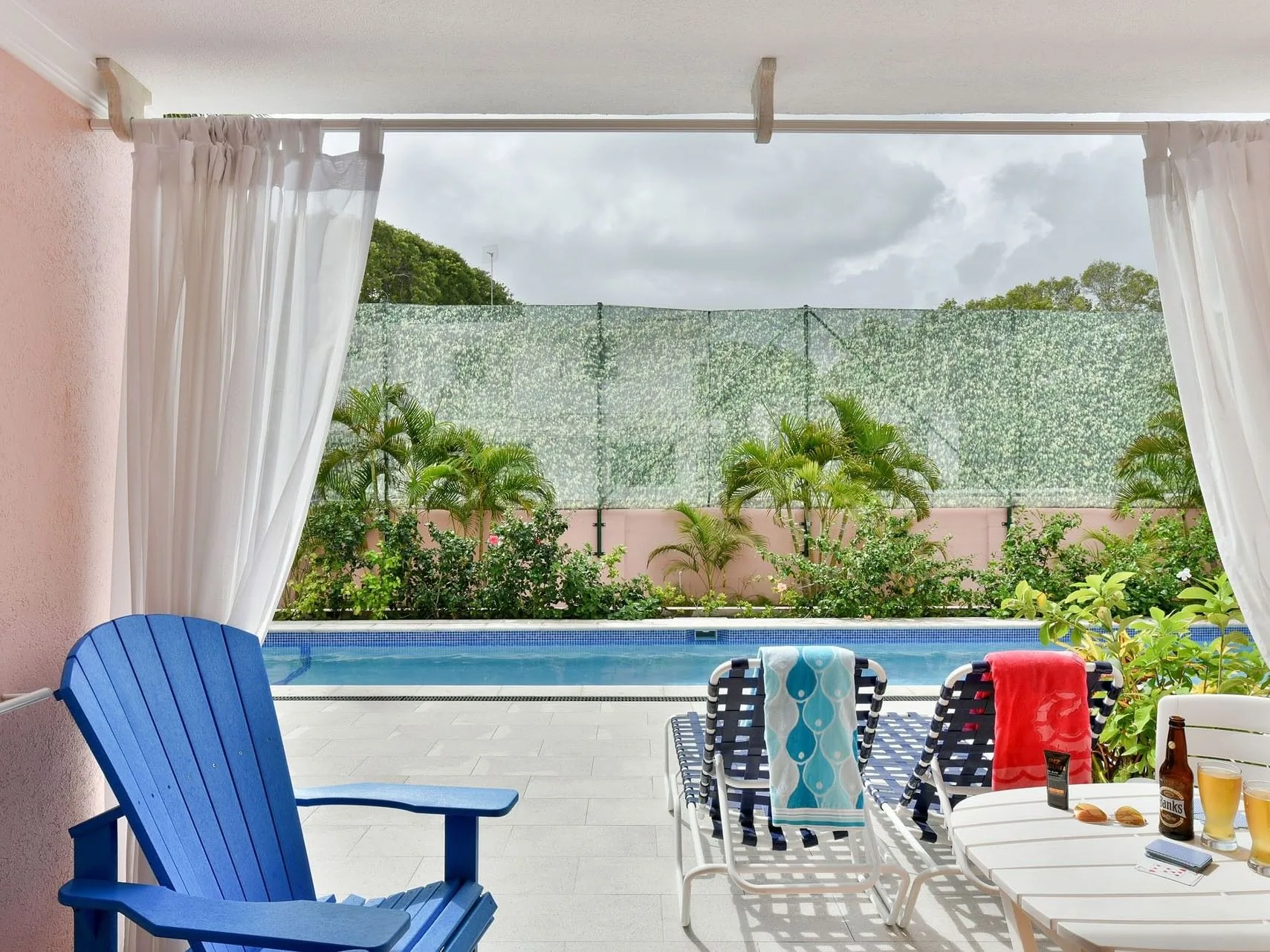 Patio del estudio con vistas a la piscina