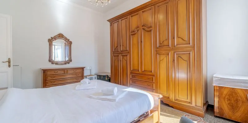 Un dormitorio con una cama y un gran armario de madera.