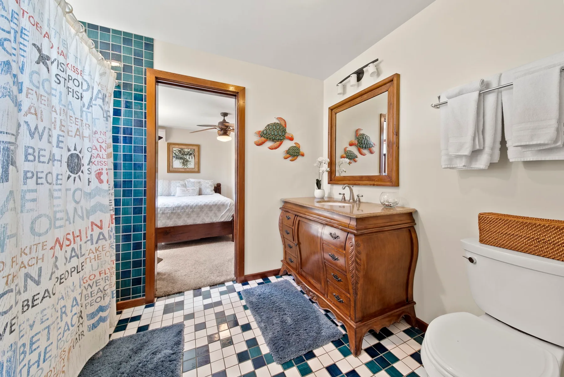 Un baño con suelo de baldosas, tocador de madera, espejo y cortina de ducha.