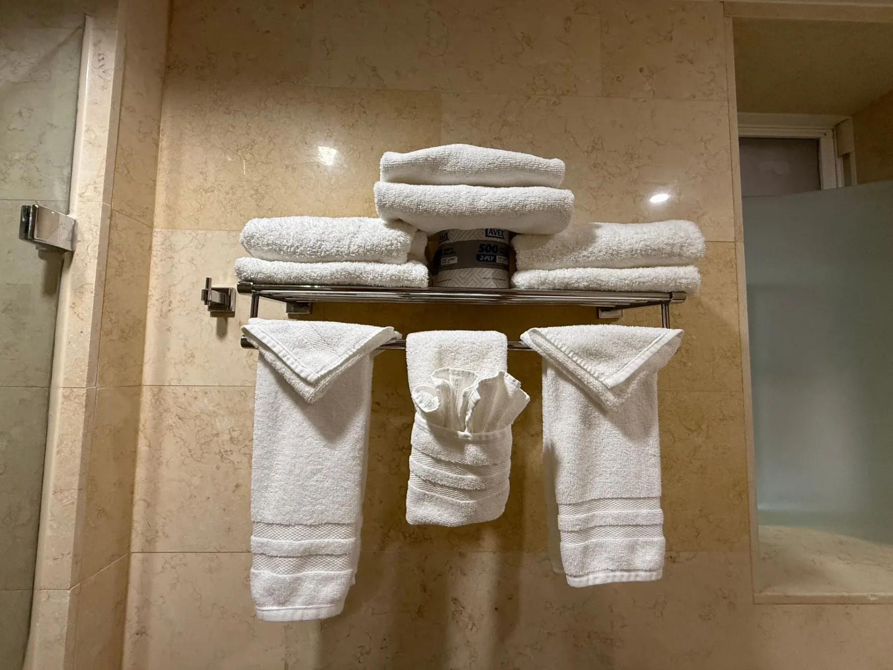 Toallas dobladas en un toallero del baño.