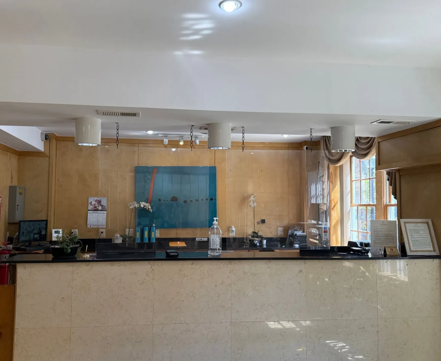 Recepción del hotel con mostrador de mármol.