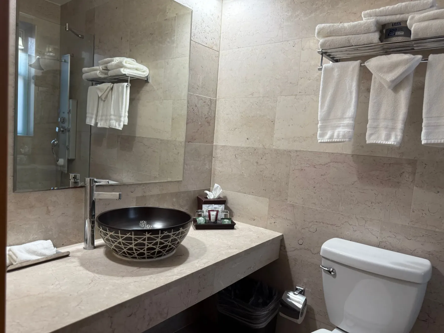 Baño con lavabo decorativo e inodoro.