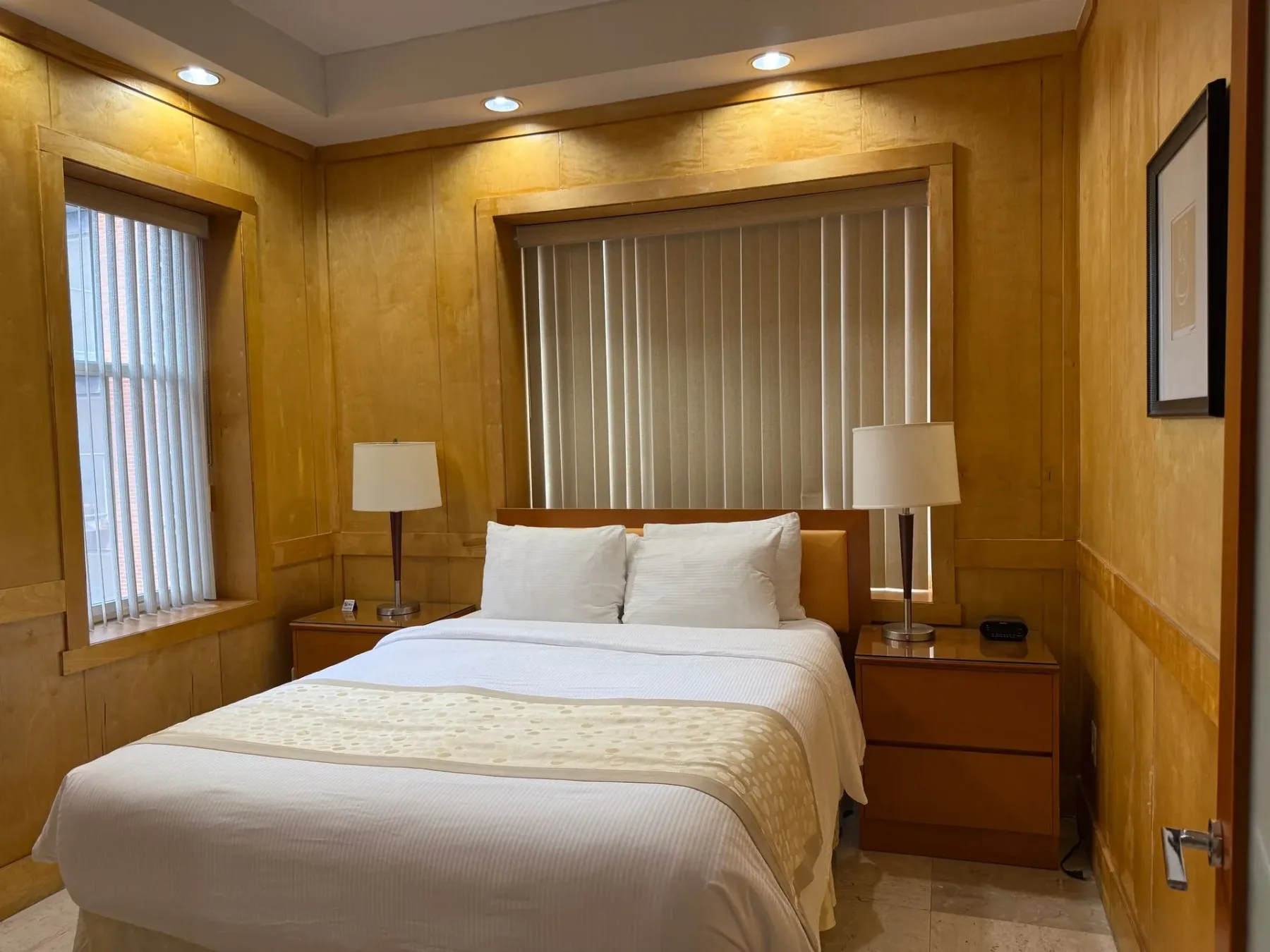 Dormitorio con cama doble y ventana.