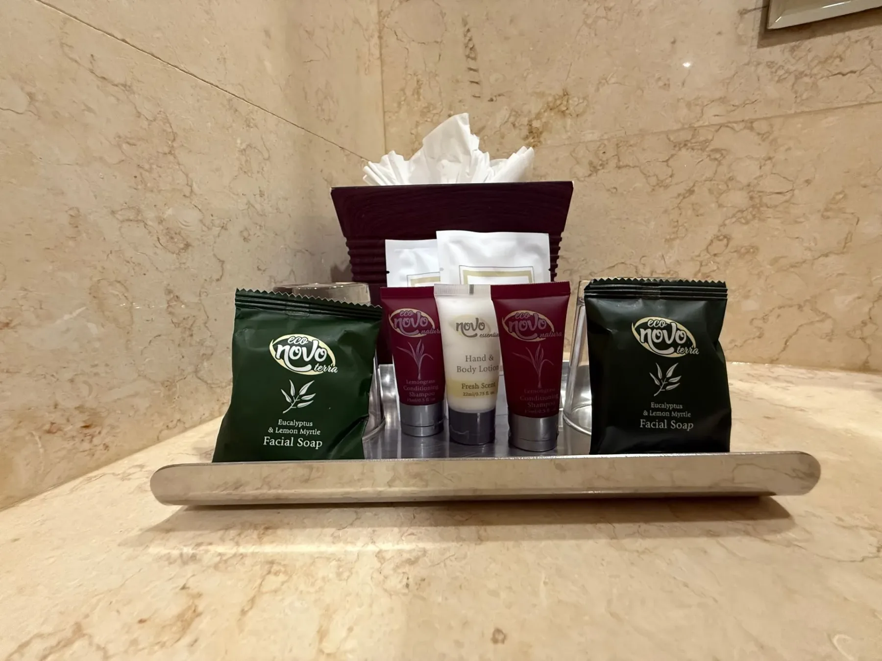 Artículos de aseo en un estante del baño.