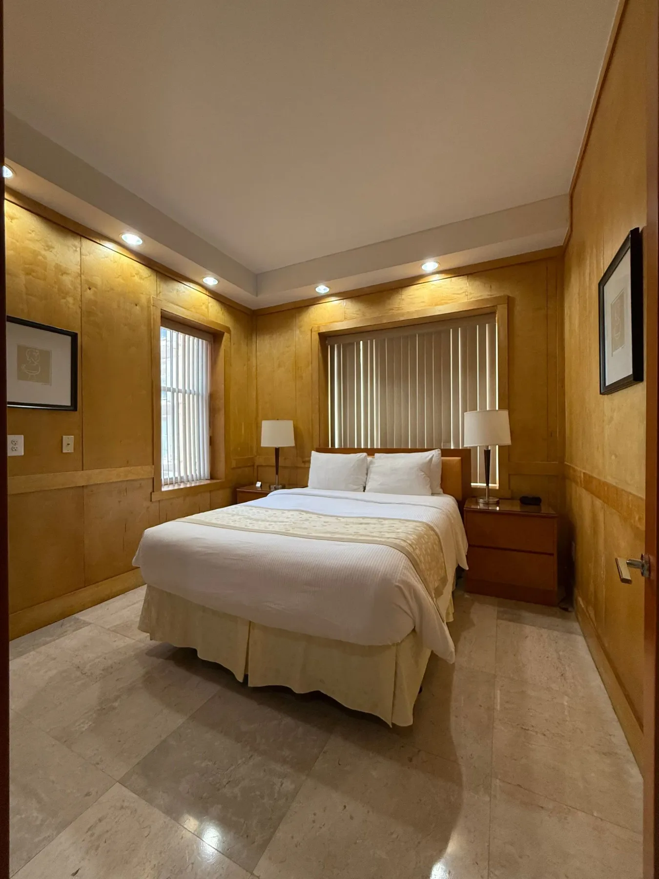 Dormitorio de hotel con una cama y mesas de noche.