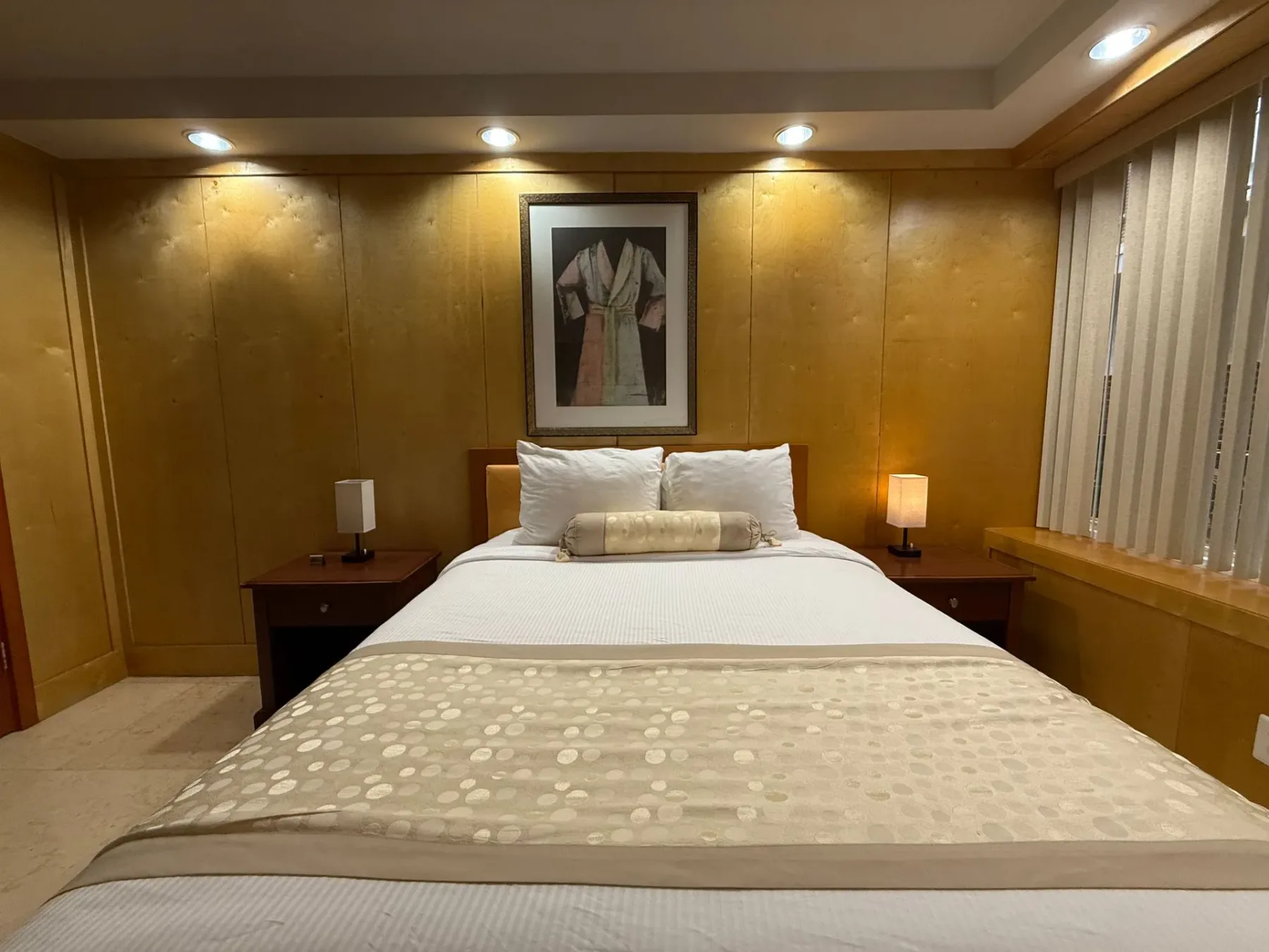 Dormitorio con paredes de color dorado y cama.