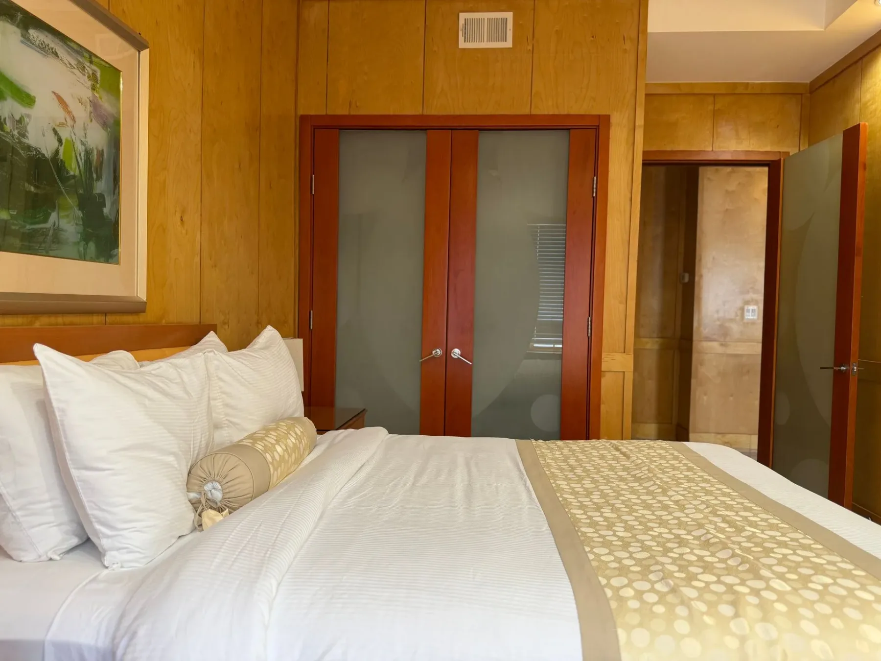 Dormitorio con cama y baño parcialmente visible.