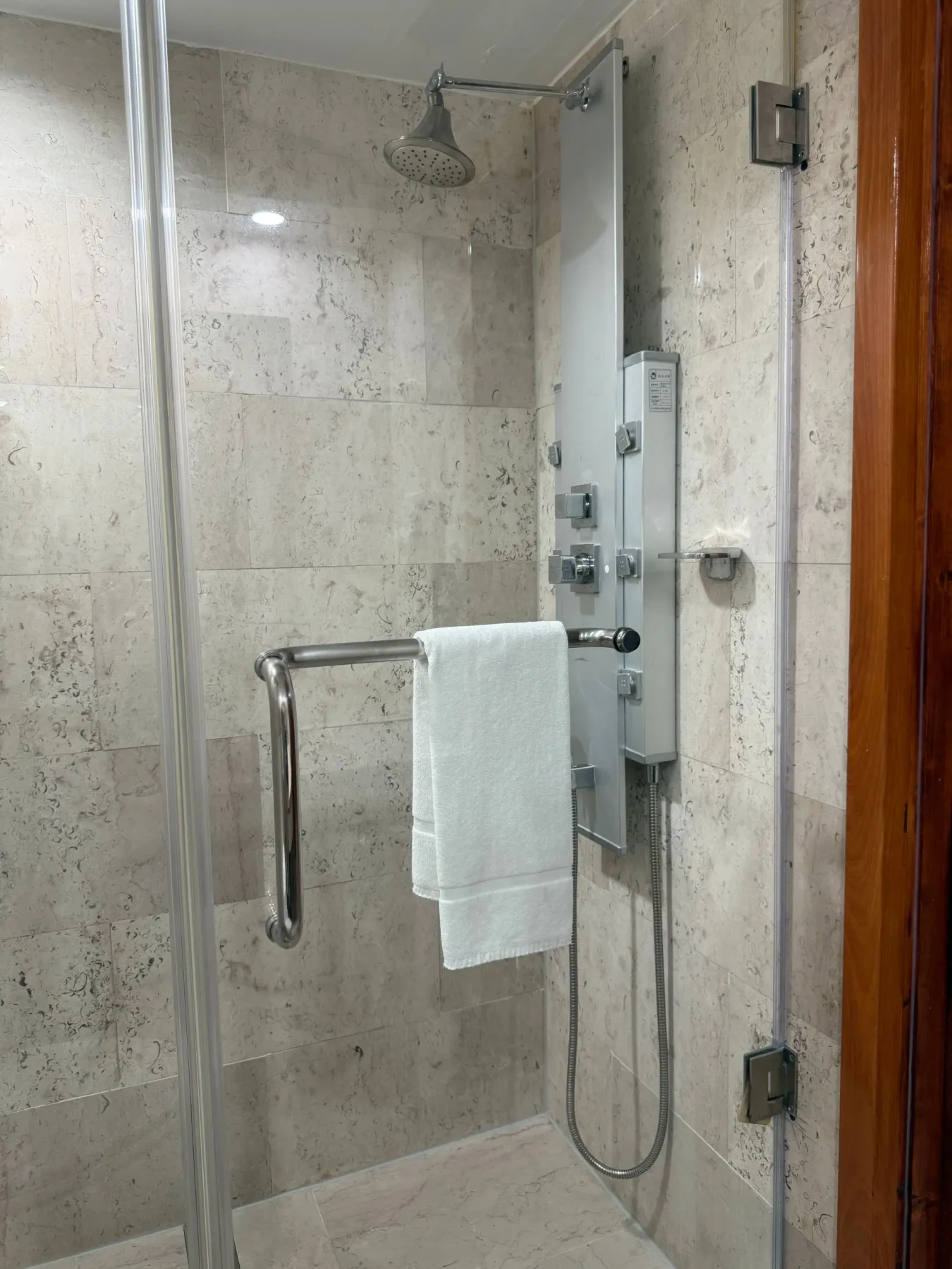 Cabina de ducha con puertas de vidrio.
