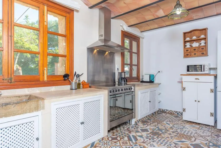Una cocina luminosa con una ventana grande y una cocina de pie.