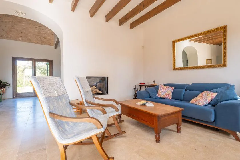 Una sala de estar con asientos, una mesa de centro y una chimenea.