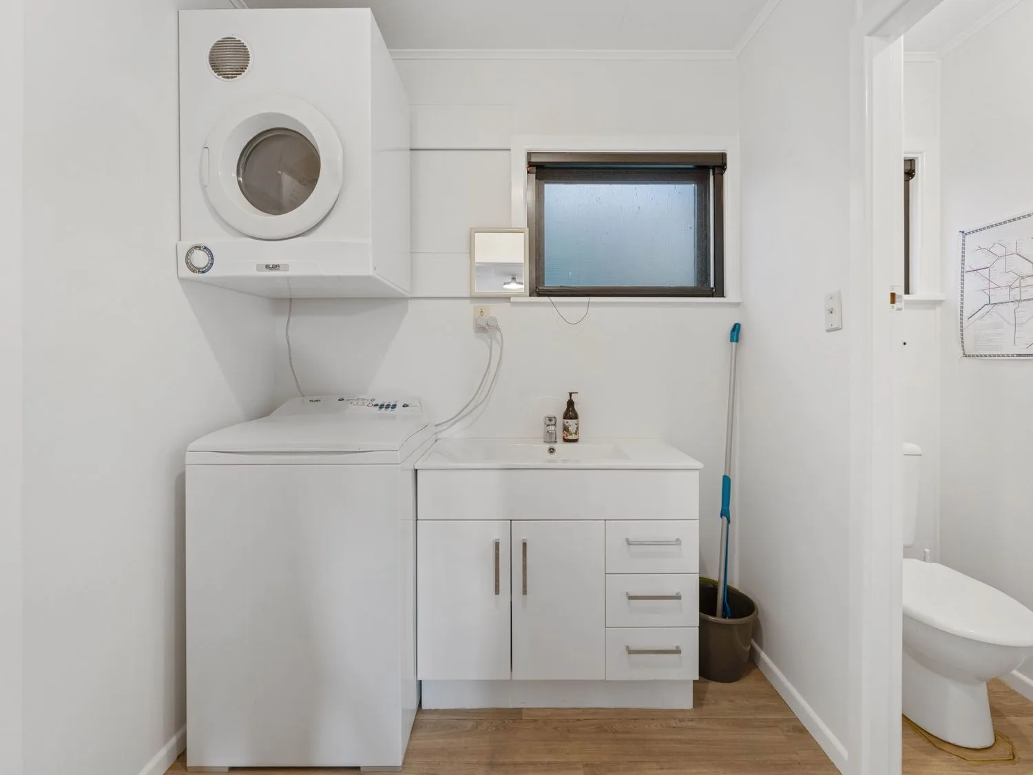 Un cuarto de lavado con una lavadora, una secadora, un lavadero y una fregona en Henley - Omori Holiday Home, en Omori