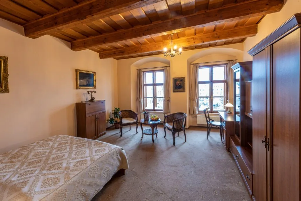 Room 1 with square view