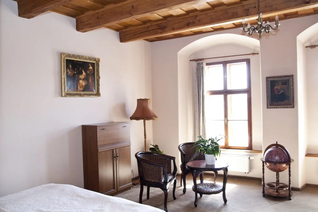 Room 1 with square view