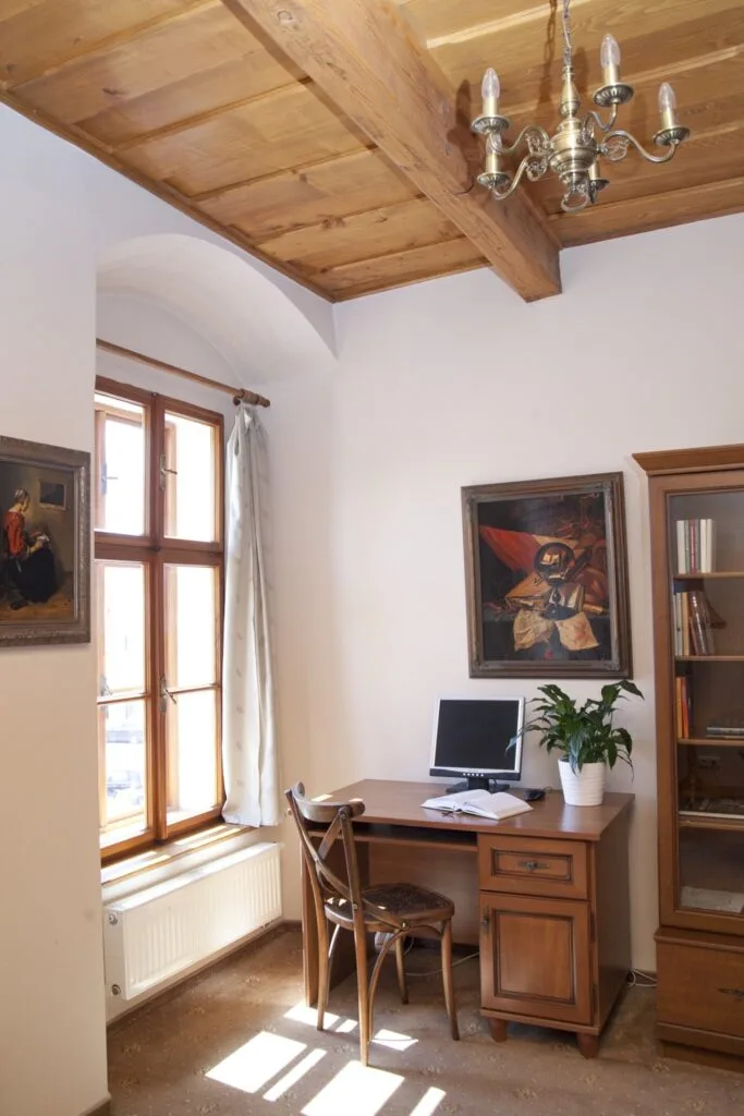 Room 1 with square view
