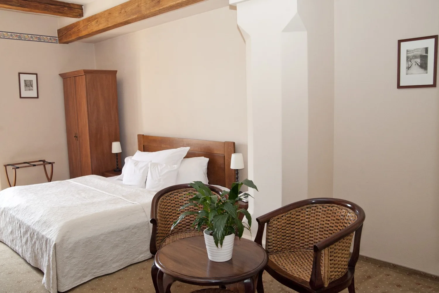 Room 2 with square view