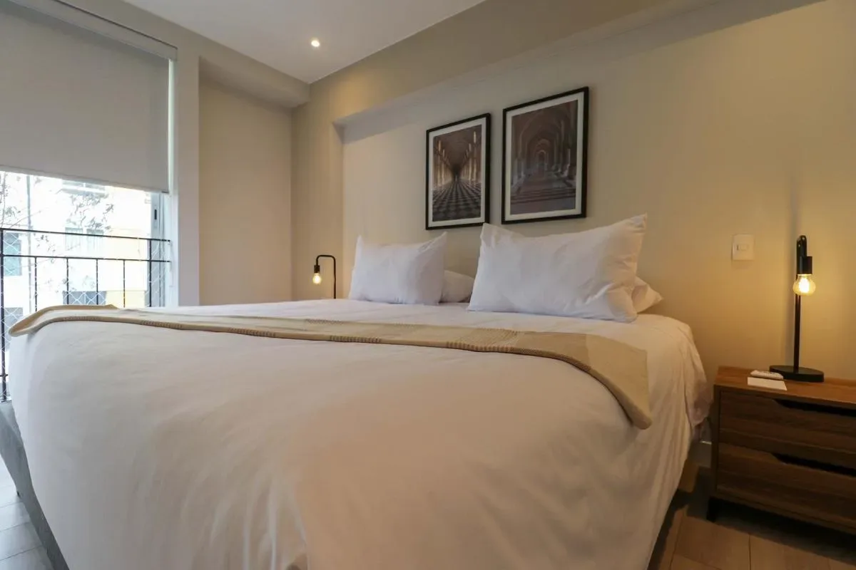 Charming 2BR with Balcony in Miraflores