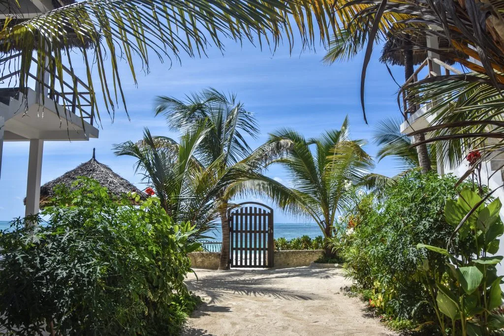 Jardín con puerta de acceso a la playa