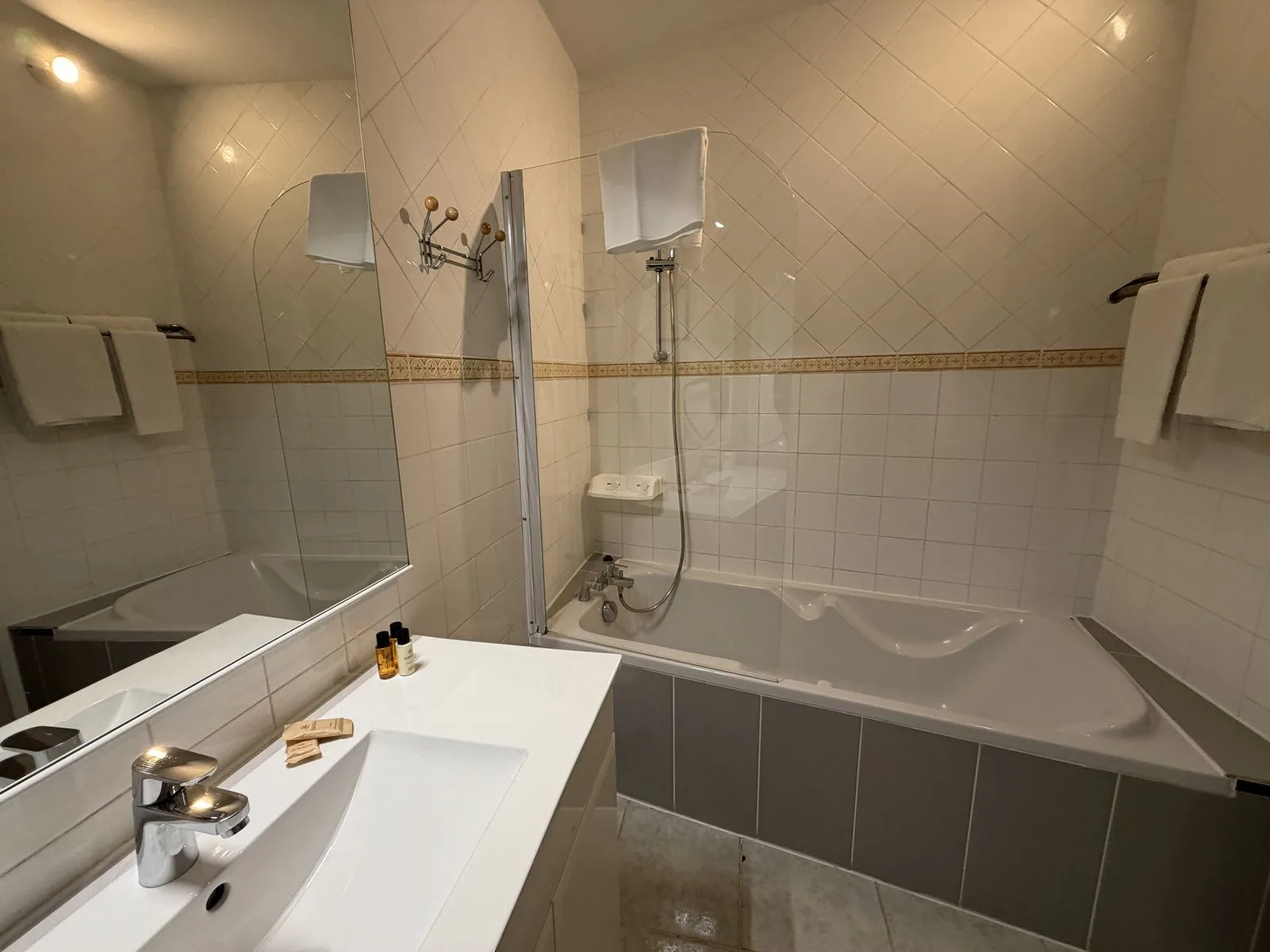 Comfort double room bathroom