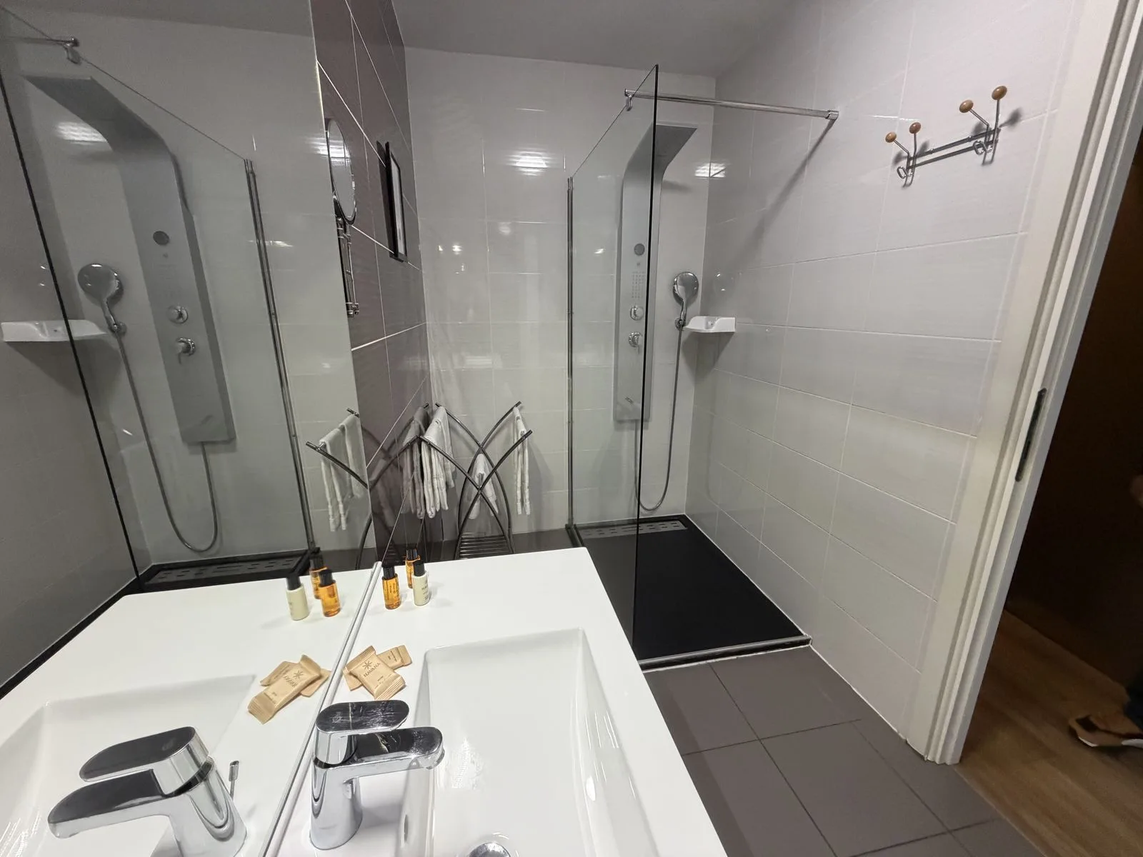 Comfort double room bathroom