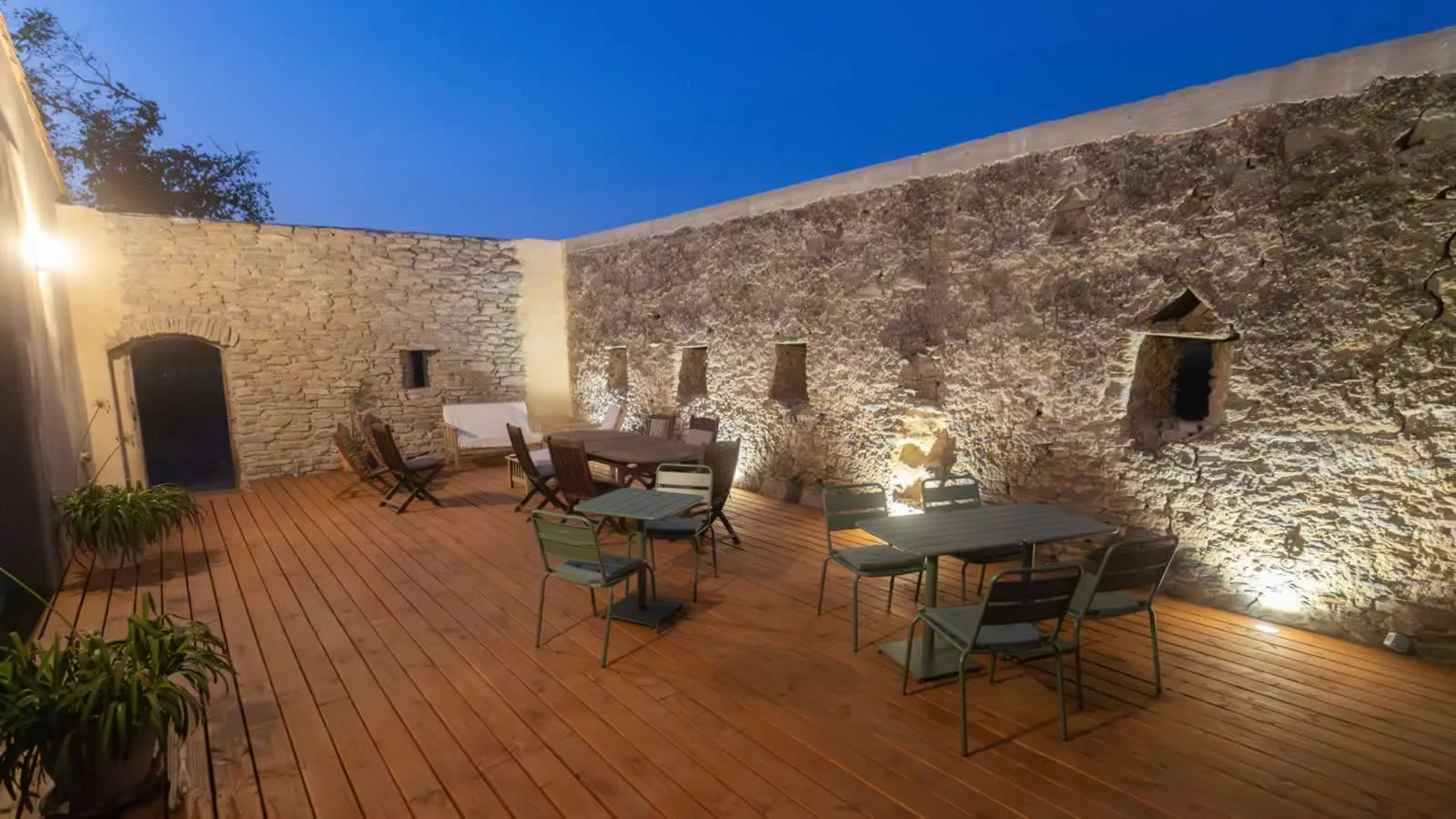 Outdoor terrace at the Domaine des Périès